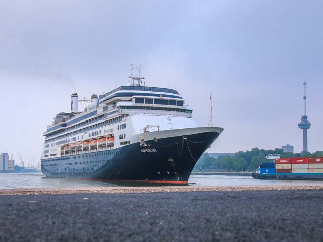 ms Amsterdam van de Holland America Line aan de Cruise Terminal Rotterdam